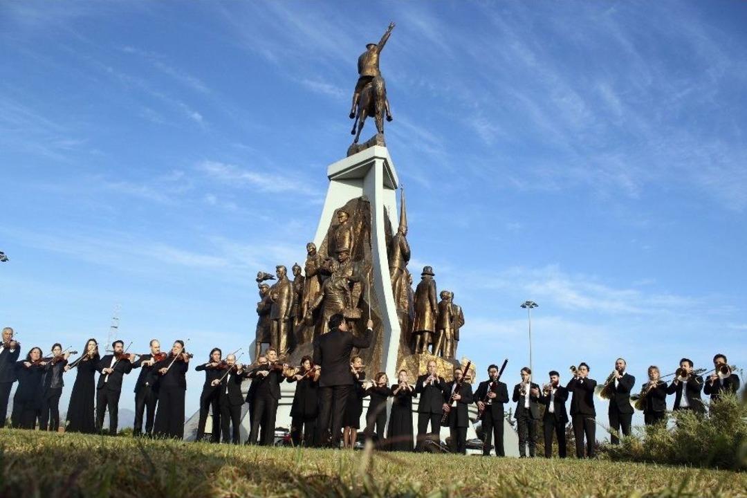 Atat&uuml;rk Anıtı &Ouml;n&uuml;nde Senfonili Anma T&ouml;reni
