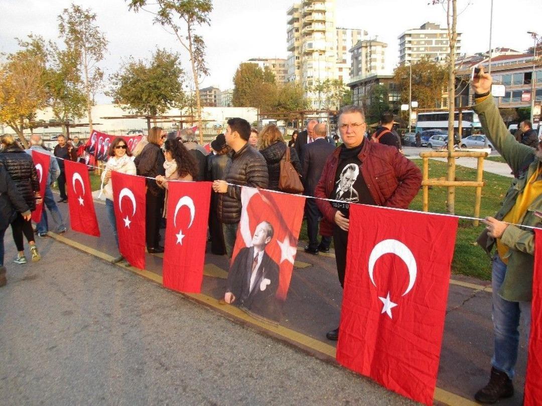 Kadık&ouml;y&rsquo;de Ata&rsquo;ya Saygı Zinciri