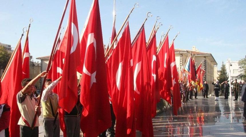 Atat&uuml;rk T&ouml;renle Anıldı