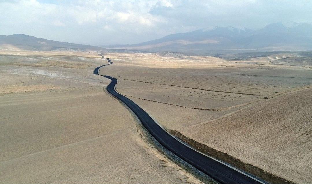 İran Sınırında Yol Asfaltlama &Ccedil;alışması