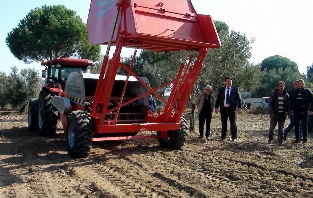 Tarladan Taş Toplayıp, Yol Yapıyorlar