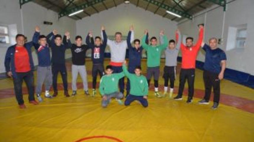 Kayseri Şekerspor Milli Güreşçisi Altın Madalyayı Başkan Akay’a Takdim Etti