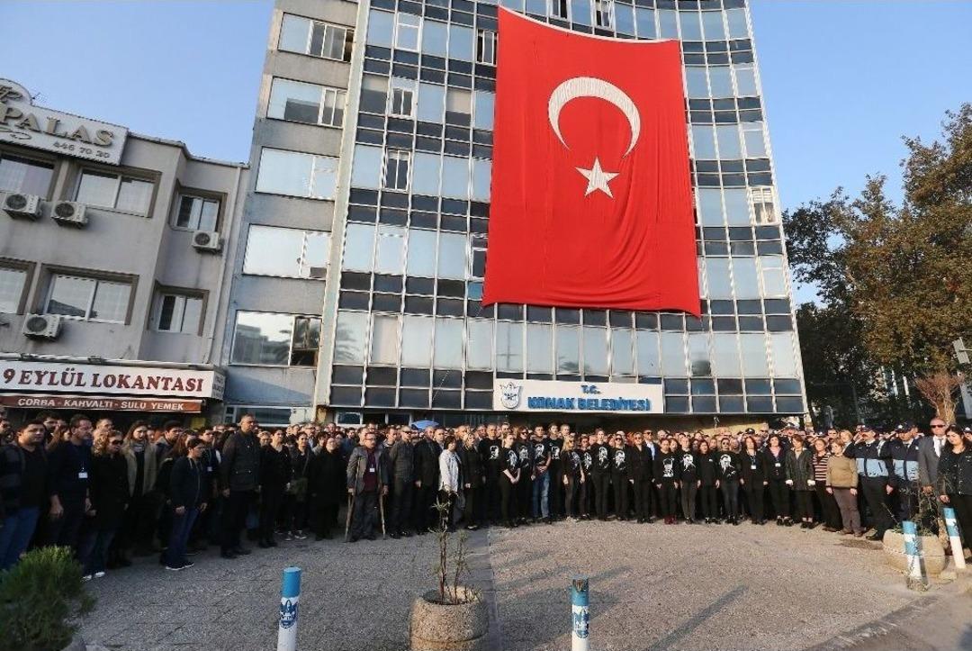 İzmir&rsquo;in Her Yerinde 09.05&rsquo;te Hayat Durdu