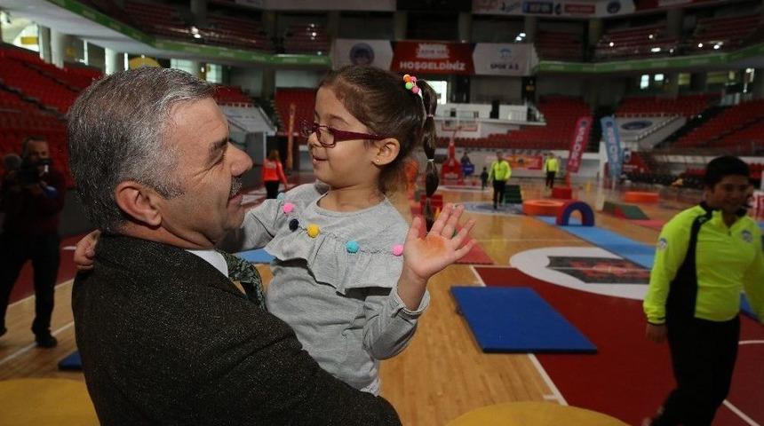 Başkan &Ccedil;elik&rsquo;ten Spor Yapan Miniklere S&uuml;rpriz