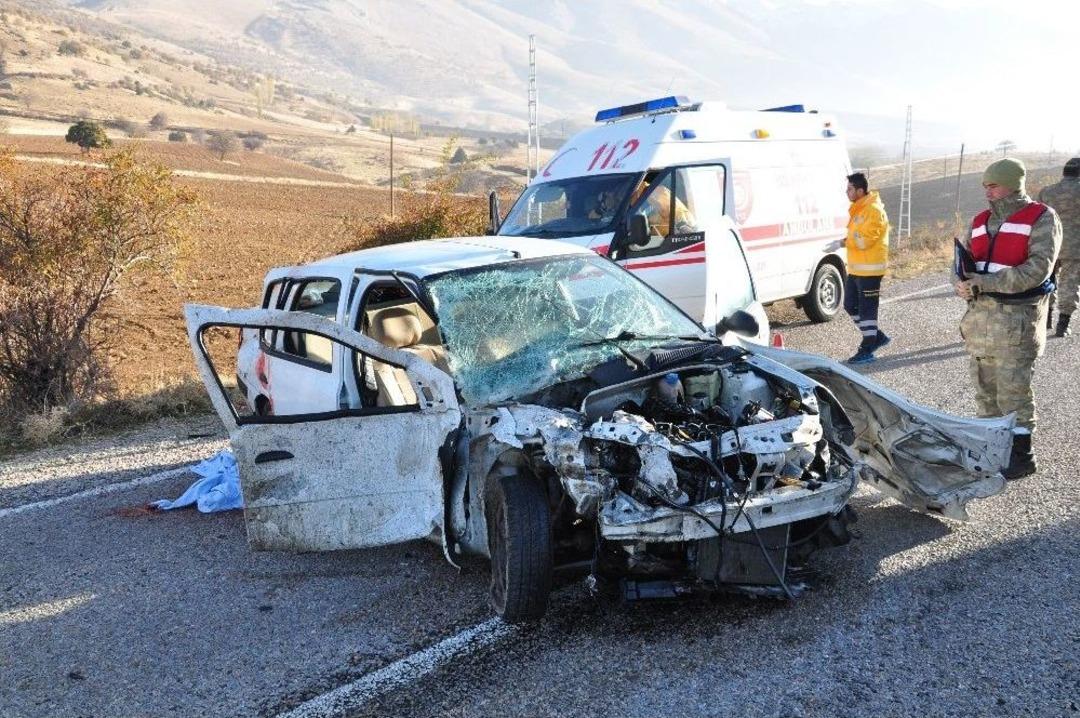 Otomobil, Kamyonun Altına Girdi: 1 &Ouml;l&uuml;, 2 Ağır Yaralı