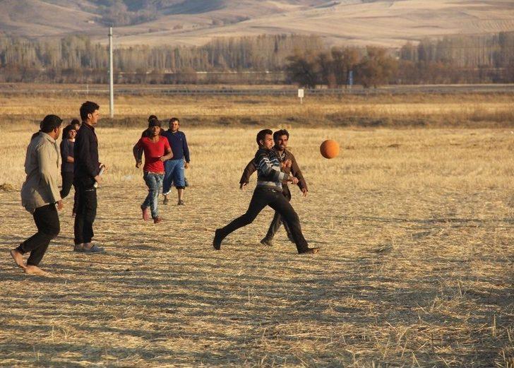 Suriyeli Tarım İşçilerinin Futbol Keyfi G2