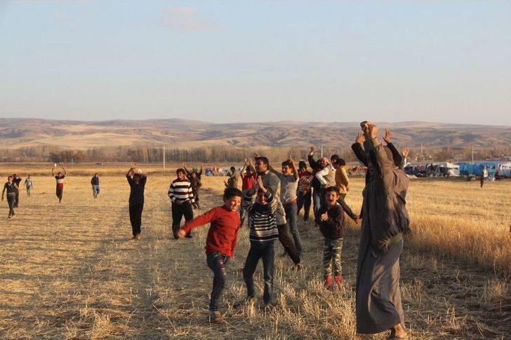 Suriyeli Tarım İşçilerinin Futbol Keyfi G4