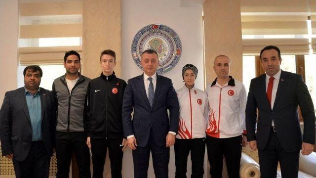 Vali Büyükakın Başarılı Sporcuları Ödüllendirdi