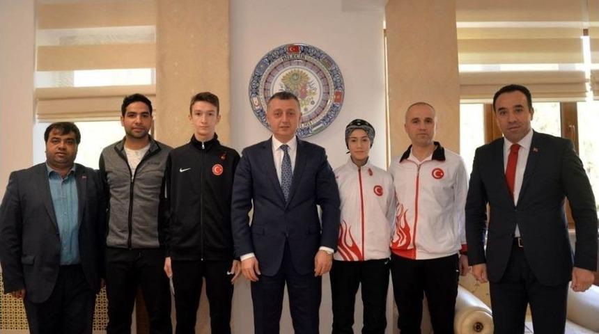 Vali Büyükakın Başarılı Sporcuları Ödüllendirdi