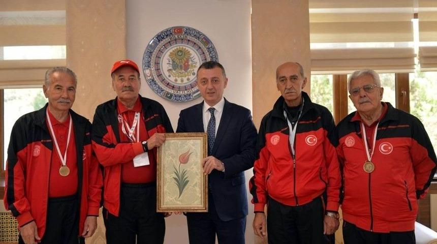 Bilecik Huzurevi &rsquo;&rsquo;bocce&rsquo;&rsquo; Takımından Vali B&uuml;y&uuml;kakın&rsquo;a Ziyaret