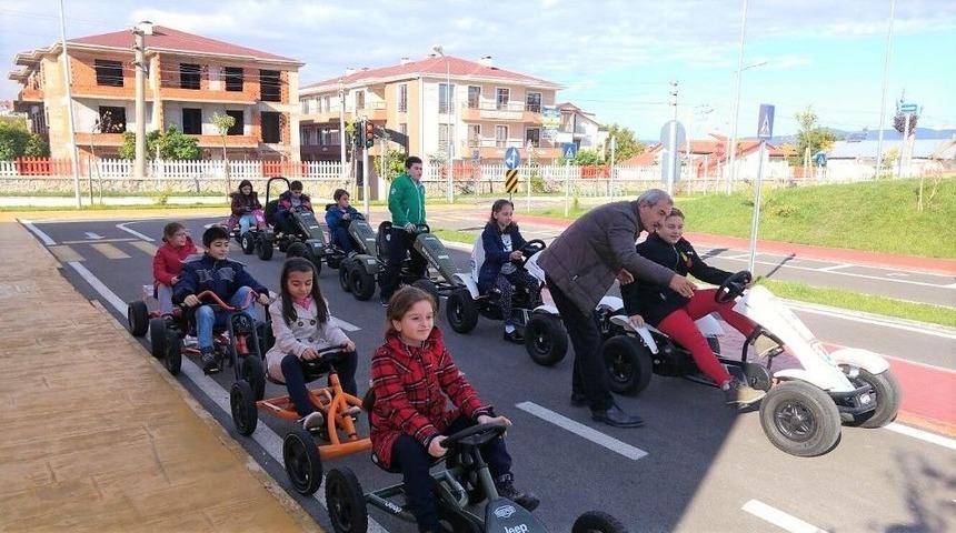Bu Parkta &Ccedil;ocuklar Trafik Kurallarını Uygulayarak &Ouml;ğreniyorlar
