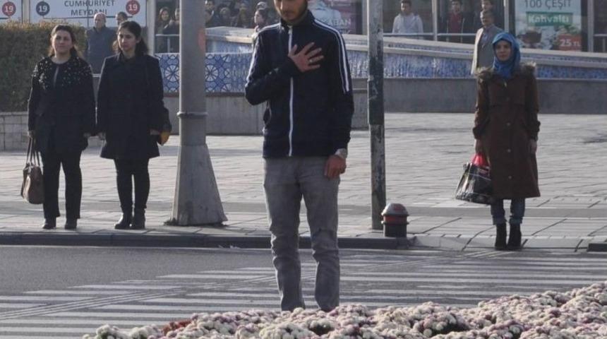 09:05&rsquo;te Herkes Saygı Duruşunda Bulundu