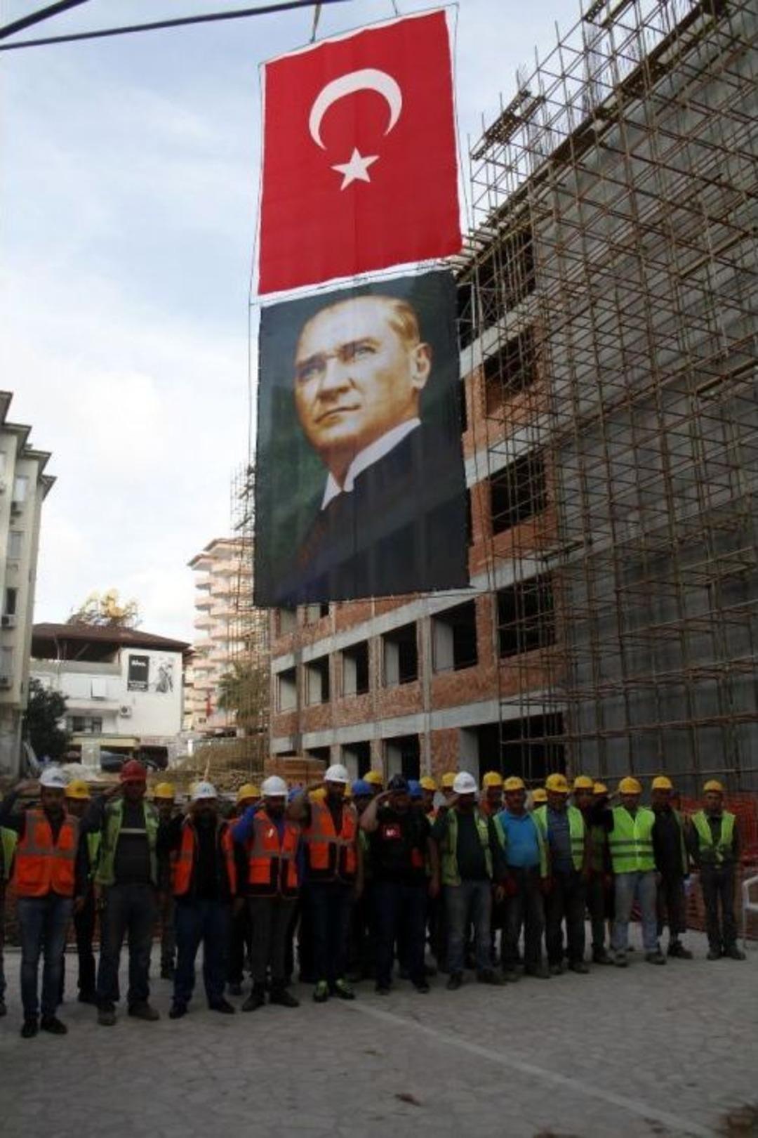 İnşaat İş&ccedil;ileri Mustafa Kemal Atat&uuml;rk&rsquo;&uuml; Saygıyla Andı