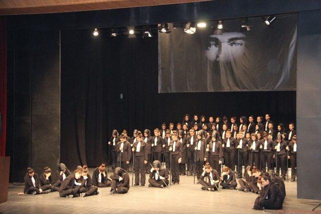 Atatürk’ü Anma Programında Öğrencilerin Gösterisi Büyük İlgi Gördü
