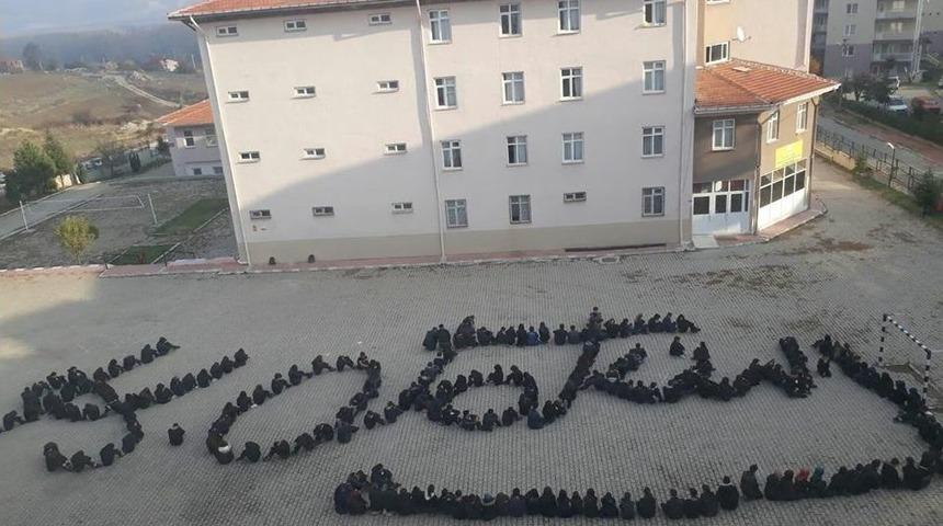 &Ouml;ğrenciler Atat&uuml;rk&rsquo;&uuml;n İmzasını Oluşturdu