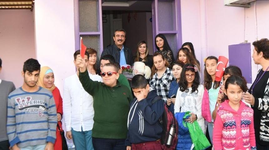 Başkan&ccedil;etin, G&ouml;rme Engelli &Ccedil;ocuklara Baston Hediye Etti