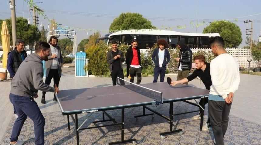 Futbolcular Masa Tenisi Oynayıp Stres Attı