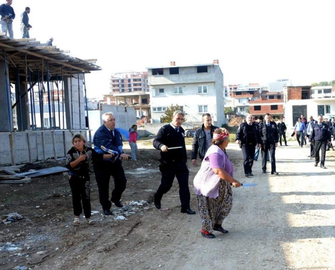 Başıboş At Ve Ka&ccedil;ak Baraka Sahipleri Zabıta Ve Polise Bı&ccedil;akla Direndi