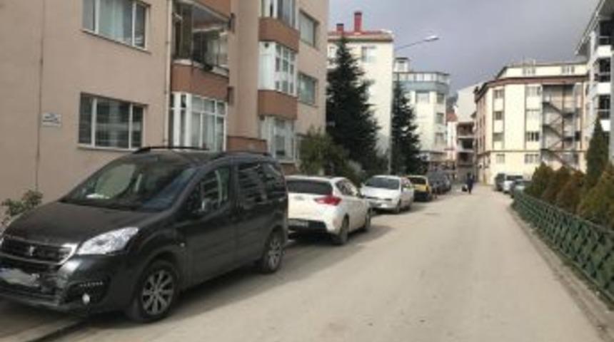 Kaldırımlara Yapılan Ara&ccedil; Parklarının &Ouml;n&uuml;ne Ge&ccedil;ilemiyor