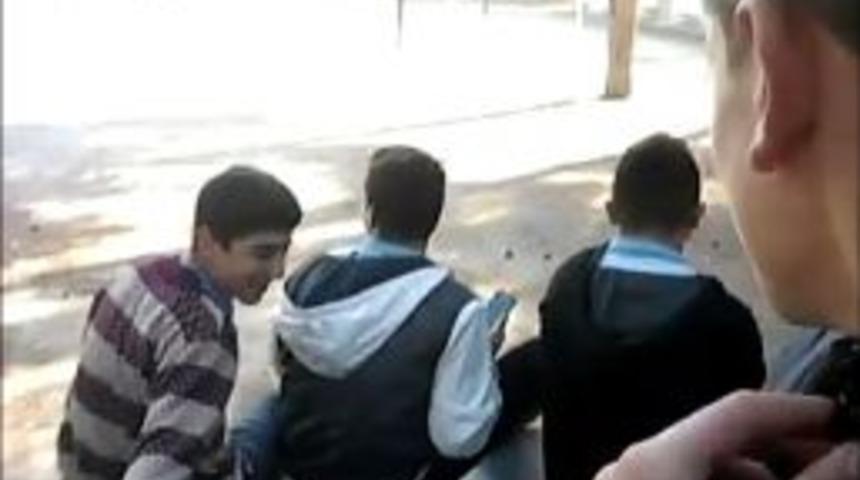 Okul Bah&ccedil;esinde &Ouml;ğrencilerden Otomobil &Uuml;zerinde Tehlikeli Yolculuk