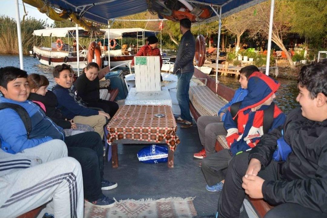 &Ouml;ğrenciler Tekne Turu Yaparak Okula Ulaşıyor