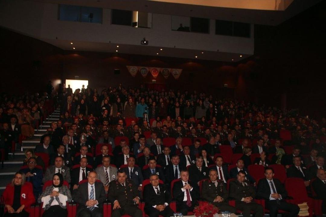 &Ouml;ğrencilerin Ayakta S&ouml;ylediği "gen&ccedil;liğin Ata&rsquo;ya Cevabı" B&uuml;y&uuml;k Alkış Aldı