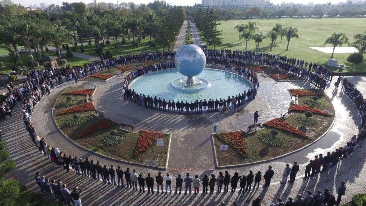 Atat&uuml;rk, Adana&rsquo;da &lsquo;saygı Zinciri&rsquo;yle Anıldı