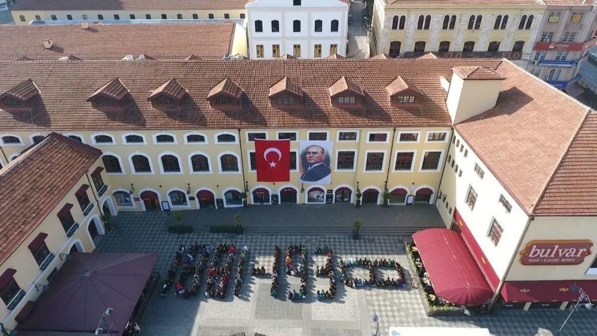 300 Kişilik İnsan Zincirli 10 Kasım Koreografisi