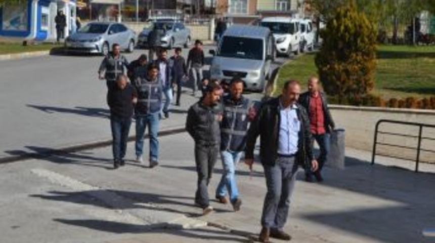 Karaman&rsquo;da Evlerden Yaklaşık 450 Bin Lira Para Ve Ziynet Eşyası &Ccedil;alan 3 Kişi Tutuklandı