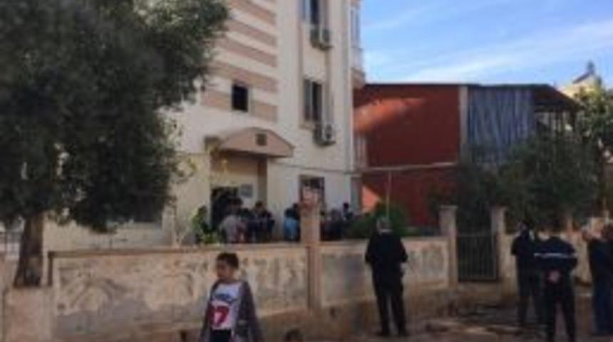 Binanın Elektrik Panosuna Sı&ccedil;rayan Yangın Paniğe Neden Oldu