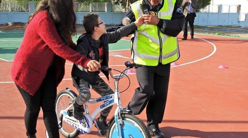 &Ouml;zel &Ccedil;ocuklar Bisiklet Sevinci Yaşadı