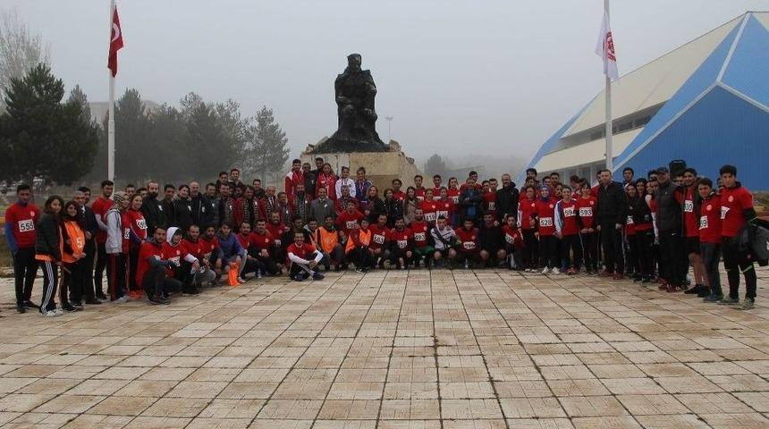 Engelli Sporcular Soğuk Havada Ata&rsquo;sı İ&ccedil;in Koştu