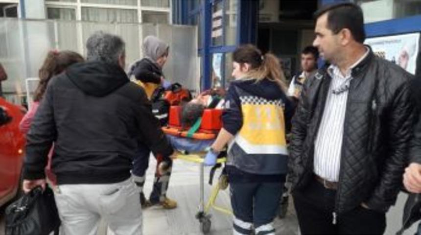 Kırmızı Işıkta Karşıdan Karşıya Ge&ccedil;meye &Ccedil;alışan Kadına Otomobil &Ccedil;arptı