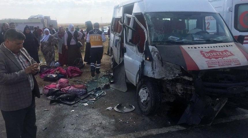 Mardin&rsquo;de &Ouml;ğrenci Servisi İle Otomobil &Ccedil;arpıştı: 1&rsquo;i Ağır 11 Yaralı