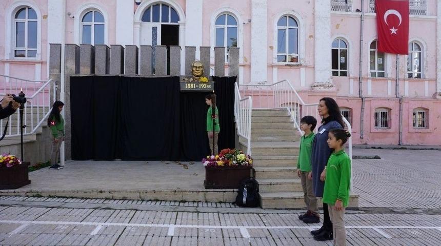 &Ouml;ğrenciler &ldquo;ata&rsquo;ya Saygı N&ouml;beti&rdquo; Tuttu