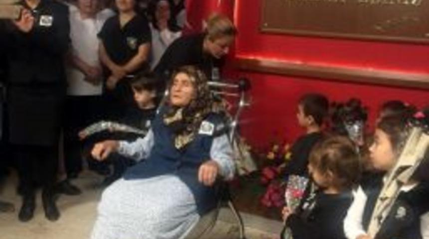 81 Yaşındaki Kamile Nine Minik &Ouml;ğrencilere Atat&uuml;rk Şiiri Okudu