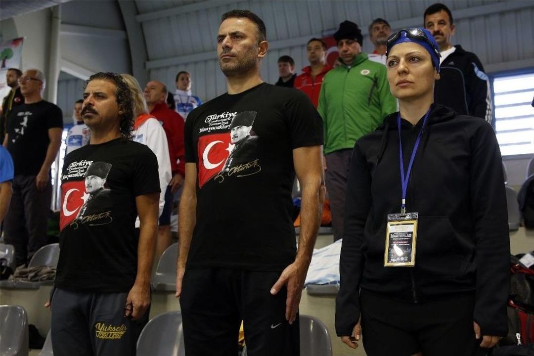 Alleben&rsquo;de Kula&ccedil;lar, Ata&rsquo;yı Saygı İ&ccedil;in Atıldı