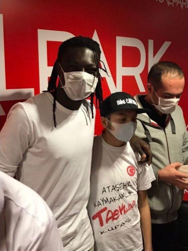 Gomis’ten Kanser Hastası Çocuklara Anlamlı Destek