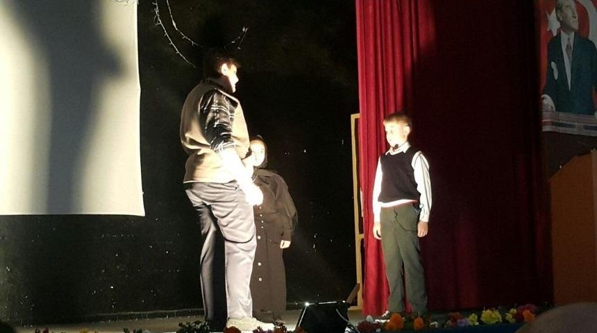 Ulu &Ouml;nder Gazi Mustafa Kemal Atat&uuml;rk&rsquo;&uuml; Tiyatro G&ouml;sterisiyle Andılar