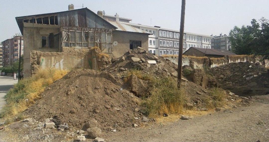 Kent Estetiğini Bozan 83 Yapı İ&ccedil;in Yıkım &Ccedil;alışması