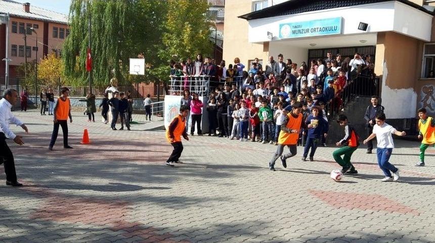 Vali Sonel, Ceketini &Ccedil;ıkardı &Ccedil;ocuklarla Futbol Oynadı