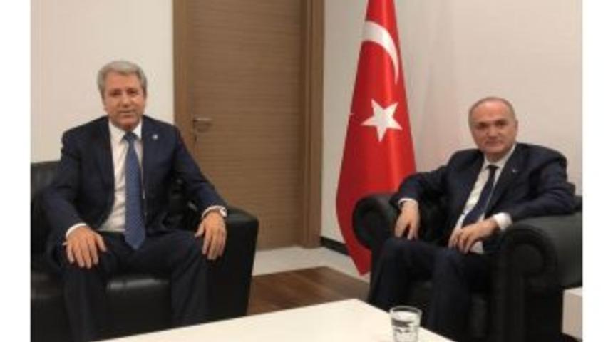 Bakan &Ouml;zl&uuml; İle Rekt&ouml;r Budak Arasında Yerli Otomobil G&ouml;r&uuml;şmesi