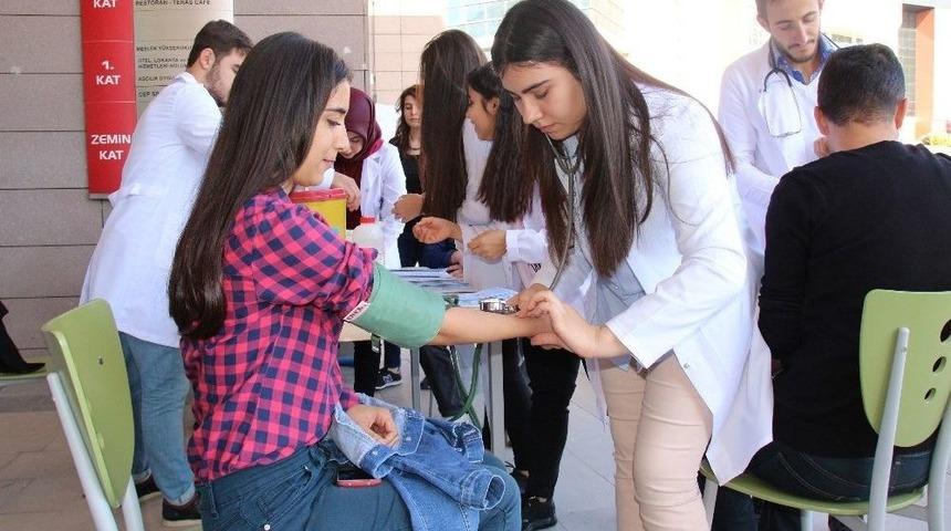 Sağlık Y&uuml;ksekokulu &Ouml;ğrencilerinden Diyabet G&uuml;n&uuml; Etkinliği