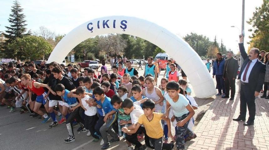 Ga&uuml;n&rsquo;de &Ouml;ğrenciler Ulu &Ouml;nder Atat&uuml;rk Anısına Koştu