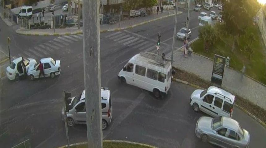 Kırmızı Işık İhlali Yapan S&uuml;r&uuml;c&uuml;y&uuml; Yumrukladı