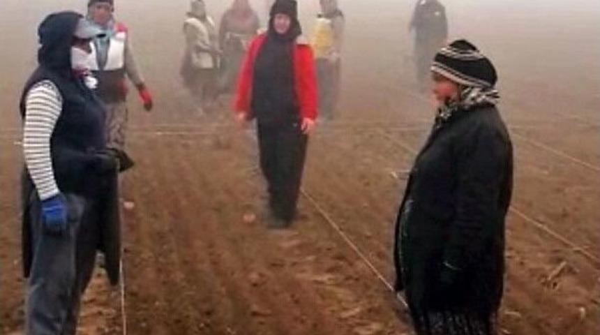 Gazi Mustafa Kemal&rsquo;e Tarlada &Ccedil;alışan Kadınlardan Saygı Duruşu