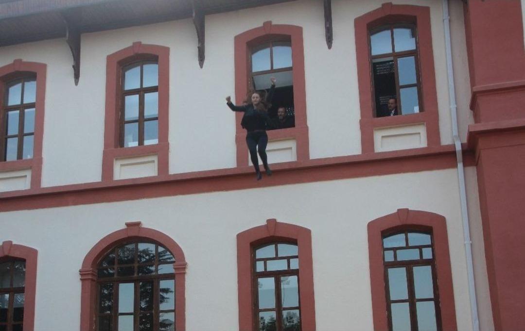 Belediyenin 3&rsquo;&uuml;nc&uuml; Katından Kendilerini Aşağı Bıraktılar