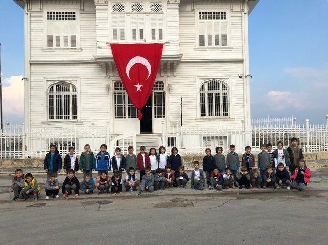 Minik Öğrenciler Atatürk’ü Andı