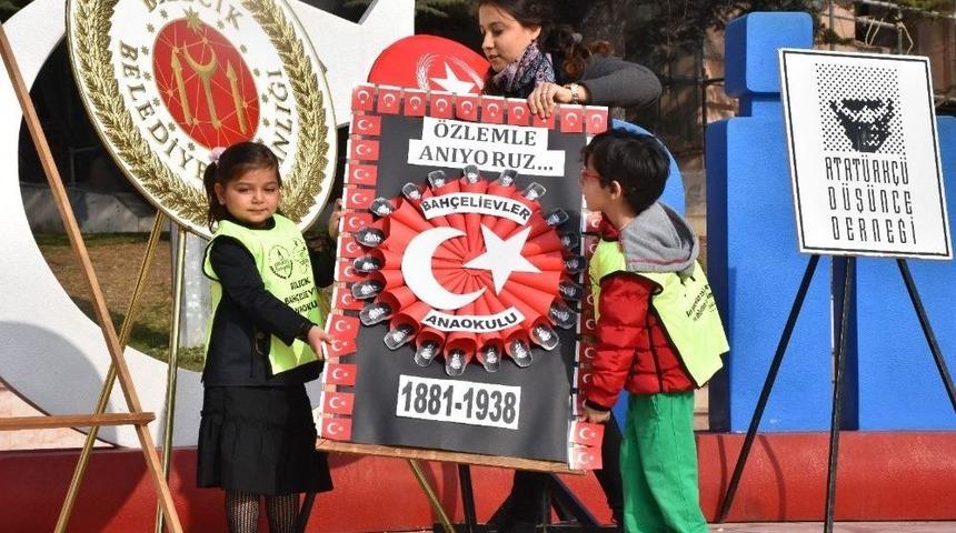 Minik Eller Atat&uuml;rk Anıtına &Ccedil;elenk Bıraktı