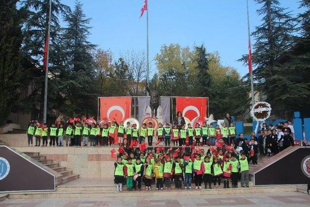 Minik Eller Atatürk Anıtına Çelenk Bıraktı